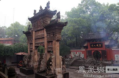 形状像笏,寺内外松竹修茂,十分幽邃,有天池夜月,万岭松涛等八景;华岩