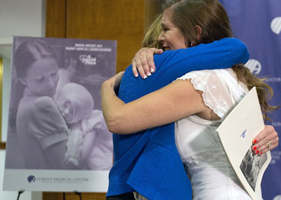 38年后，女子找到当年救她的护士