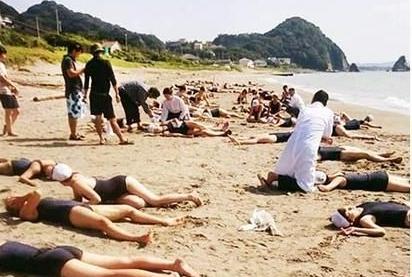 70名 女星下海 拍戏遭 水母攻击 惨叫不断(图)_凤