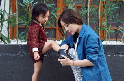 母爱十足！李小璐当街给甜馨穿鞋