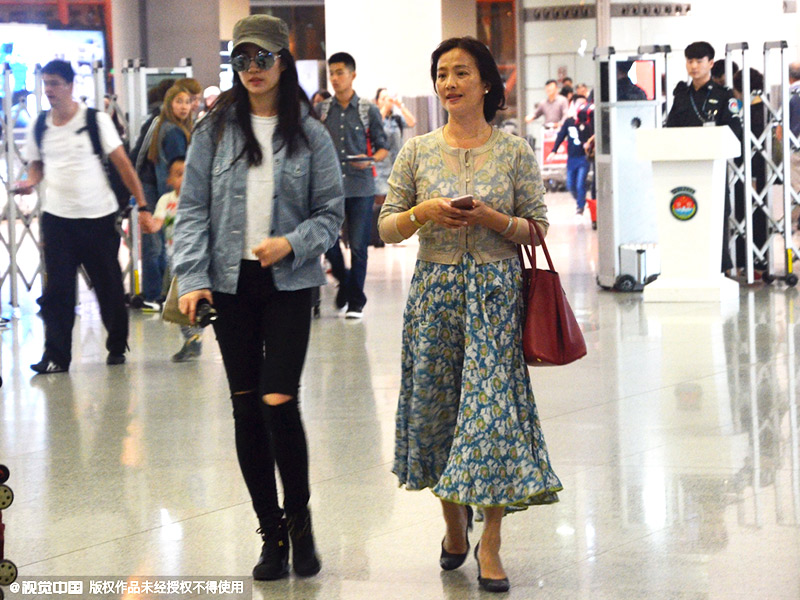 刘亦菲着酷炫破洞裤现身 与美艳妈妈同行似姐妹_广州频道_凤凰网