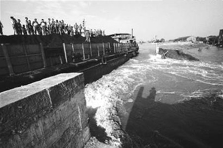 98抗洪:军人跳进江中与洪水搏斗|98抗洪|军人_