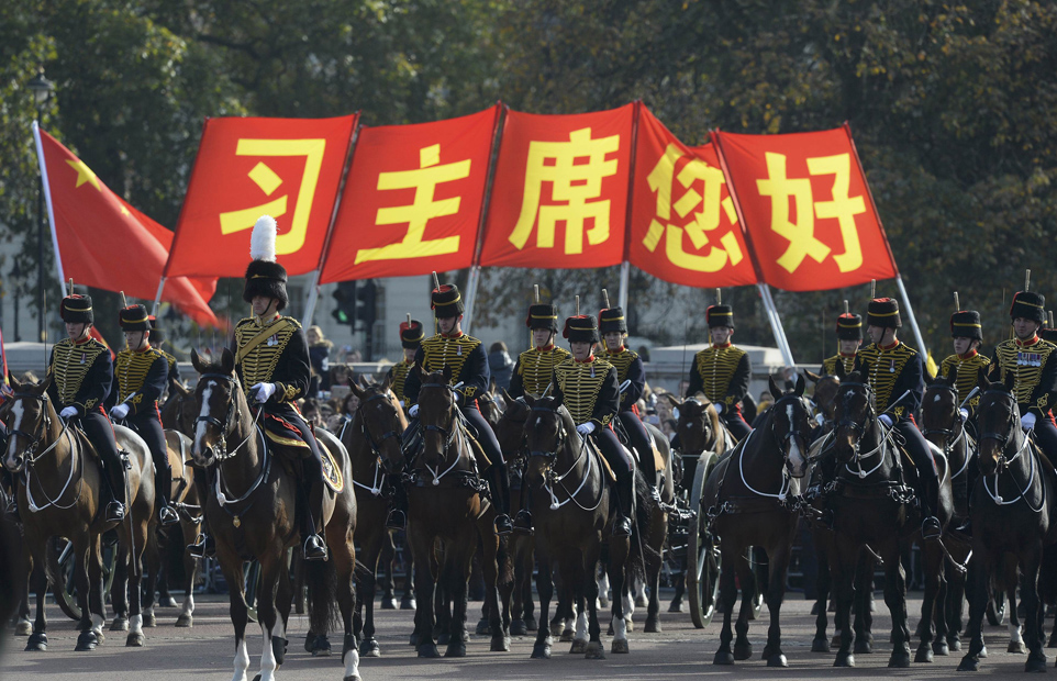 应英国女王伊丽莎白二世邀请，习近平19日至23日对英国进行国事访问。此访是十年来中国国家主席首次对英国进行国事访问，也是中国面向欧洲的又一次重大外交行动。英方高规格接访，派出皇家卫队组成仪仗队全程护卫习近平一行。图为英国皇家护卫队护卫习近平车队前往白金汉宫。