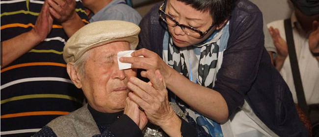 白桦与老友秦怡同台激动流泪 崔永元濮存昕亮相助阵
