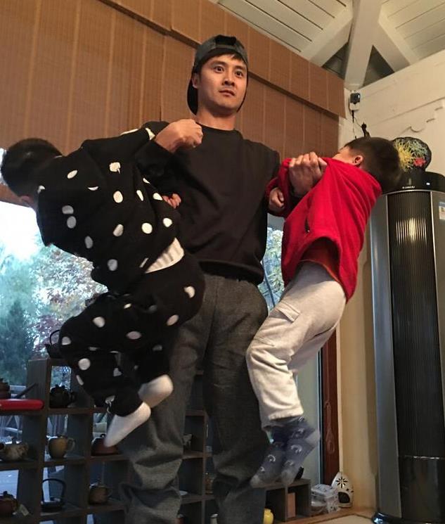  田亮举小孩健身 引围观 网友:你家到底几个?_体