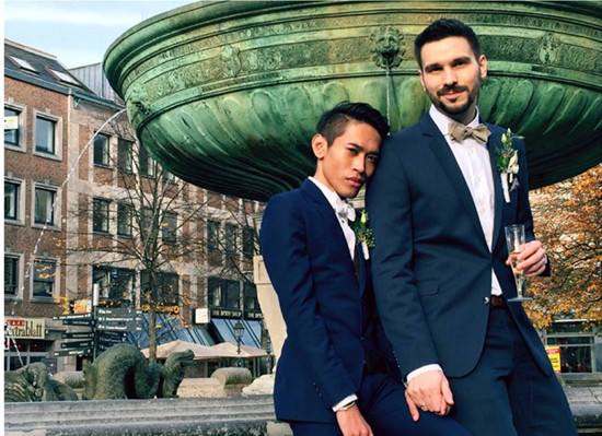 “最不般配”同性情侣德国完婚 网友送祝福