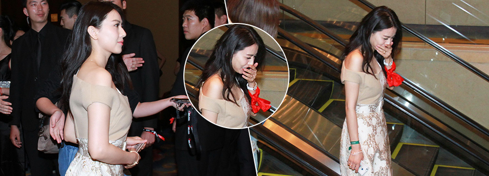 高圆圆穿低胸露肩显丰腴 下电梯轻咬手指偷笑