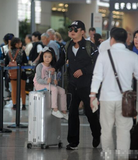 摩臣娱乐平台:吴京与干女儿现身机场 贴心照顾小萌娃