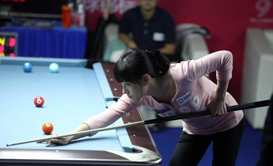 台北美女九球赛艳压群芳 俯卧球台显身材