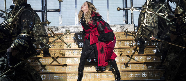 麦当娜丹麦激情开唱 与铠甲战士舞台“火拼”
