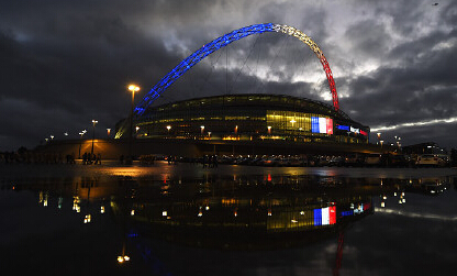 温布利球场向法兰西致哀 英法球迷共唱马赛曲