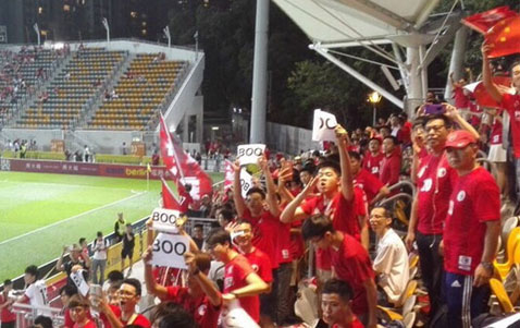 实拍香港球迷再“嘘”国歌 叫嚣香港不是中国