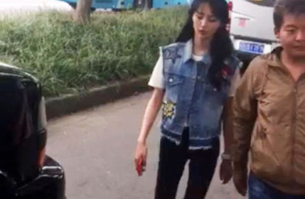 郑爽瘦成筷子腿 网友惊呆了！