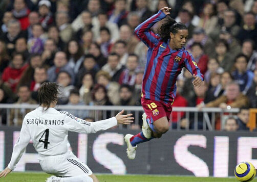 经典瞬间:小罗征服伯纳乌 菲戈被扔猪头|皇马|巴萨