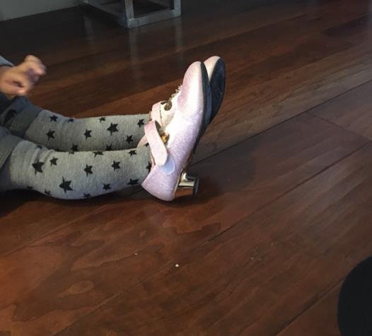 女孩都臭美!马伊琍小女儿偷穿姐姐高跟鞋