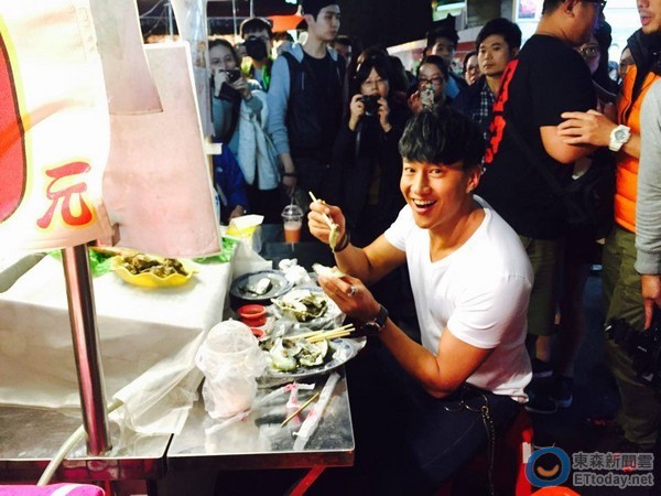 何润东闹市街头吃生蚝 无数粉丝围堵场面轰动