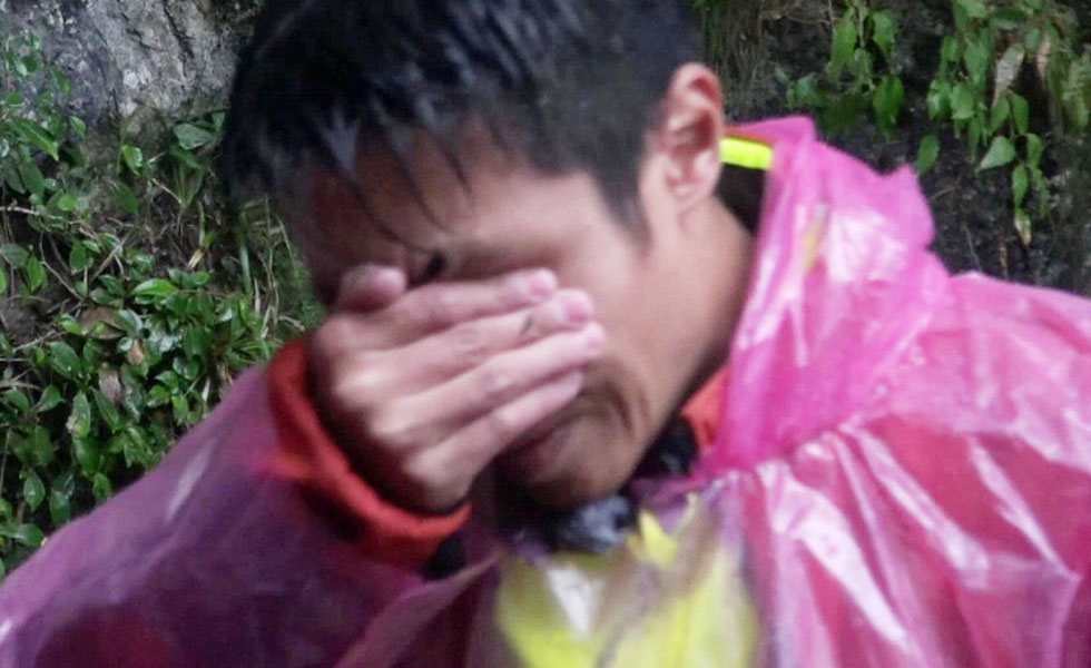 撒贝宁捂脸痛哭.