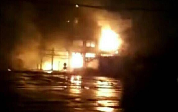 吉林市一农药厂爆炸 燃起大火(图)