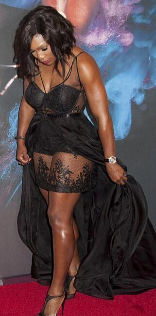 威氏姐妹<em>蕾丝</em>长裙亮相红毯 小威吊带透视装吸