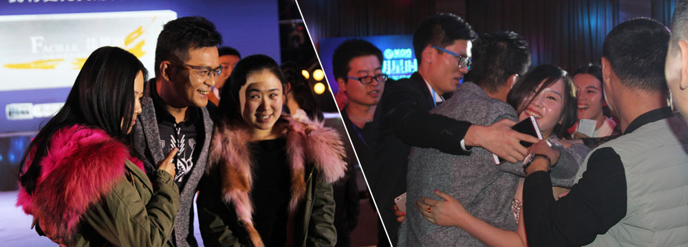 “靖哥哥”黄日华现身西安人气高 搂女粉丝合影拥抱
