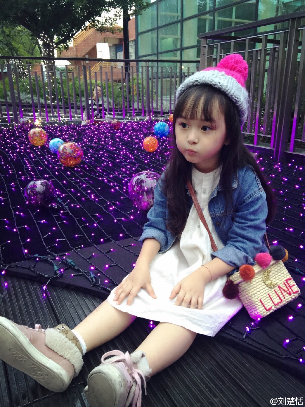 6岁小芈月香港潮拍 戴圣诞帽呆萌