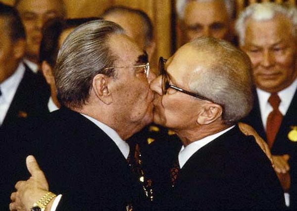 勃列日涅夫“三重吻”如此著名，以至于那个时代的普通中国人误以为接吻是国际场合标准的外交礼仪。1979年10月4日，勃列日涅夫（左）与东德领导人昂纳克（右）在庆祝民主德国建国30周年庆典上激烈拥吻。
