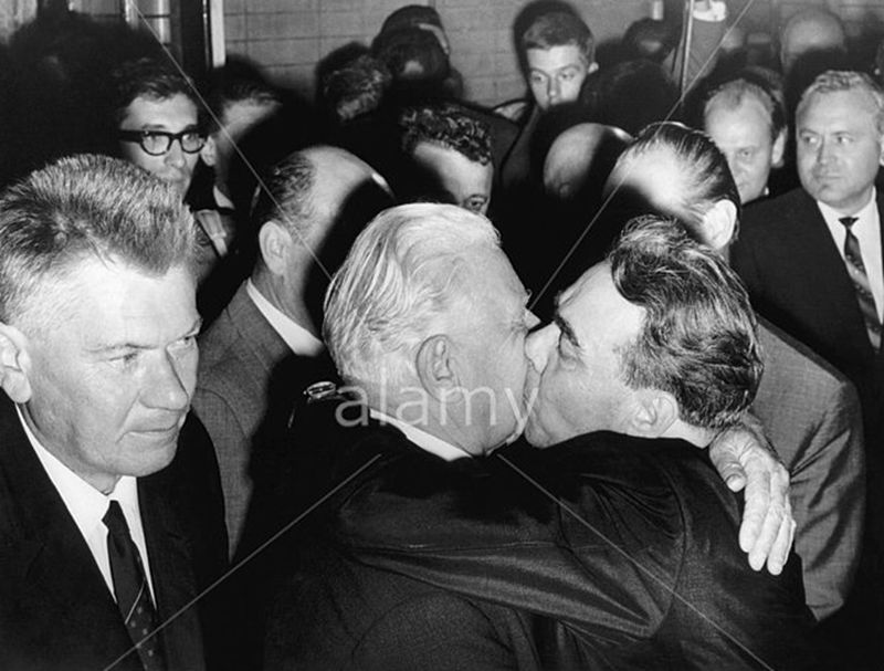 1968年，勃列日涅夫亲吻捷克总统卢德维克·斯沃博达。