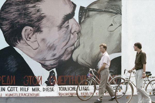 勃列日涅夫与东德领导人昂纳克的亲吻照被艺术家搬上了柏林墙。