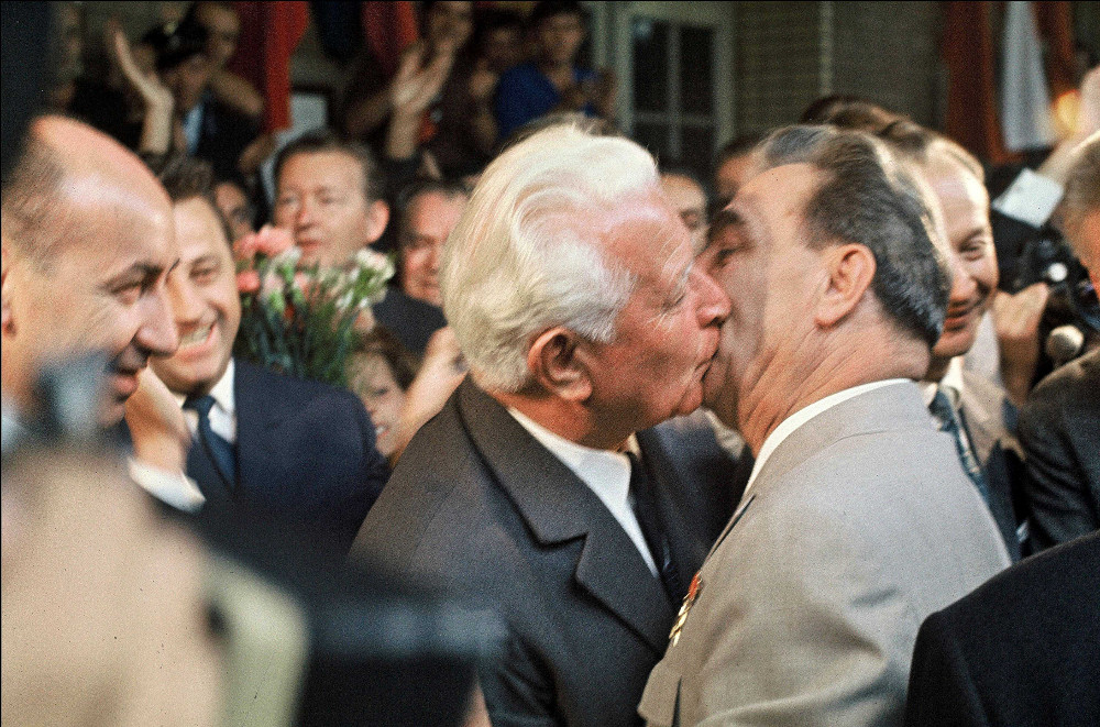 政治局委员们在公开活动中，积极效仿勃氏到处接吻，私下里则常拿“勃列日涅夫之吻”取笑。如1979年6月，勃氏与美国总统卡特会晤签署削减武器条约，出席签字仪式的葛罗米柯，就与苏联国防部长乌斯季诺夫，在下面说悄悄话，讨论“他们会不会热烈接吻”。图为1968年，勃列日涅夫亲吻捷克总统卢德维克·斯沃博达。