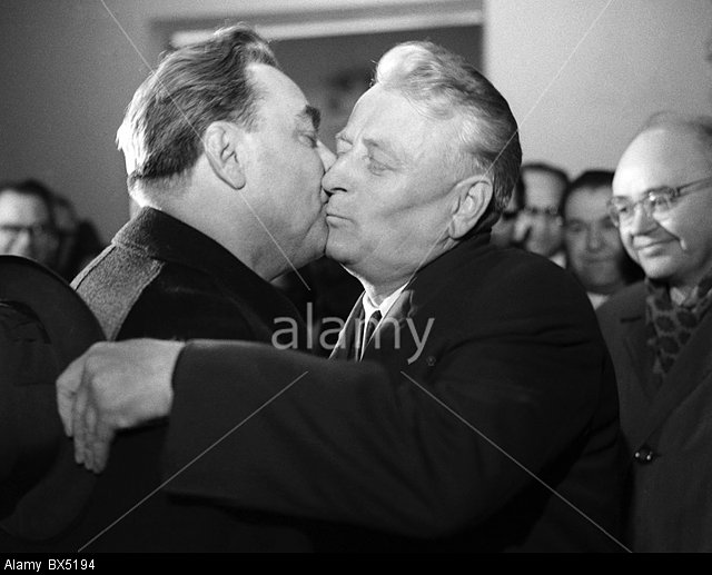 勃列日涅夫亲吻捷克斯洛伐克总统安东宁·诺沃提尼。