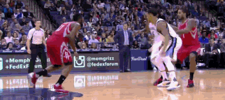 上半场火箭一次快攻反击,哈登习惯地带球直奔前场,就在他一条龙准备