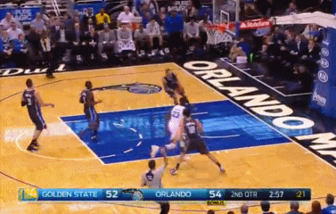 残暴!面对勇士 他竟然在比赛中罚球线起跳扣篮