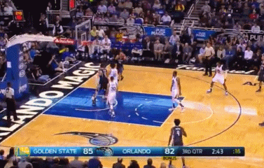 残暴!面对勇士 他竟然在比赛中罚球线起跳扣篮|gif