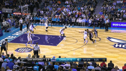 当诺天王苦苦支撑只为小牛一张季后赛门票的时候,邓肯则需要为生涯第