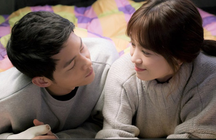 《太阳的后裔》大结局花絮：双宋躺被窝 “大尉”甜蜜索吻