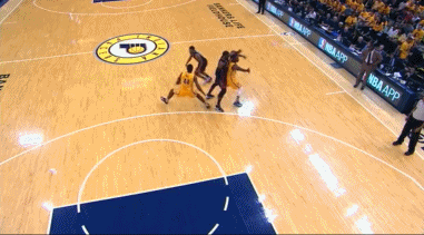乔治咆哮裁判斯塔基踹人 3人吃t还哪有心思打球(gif)