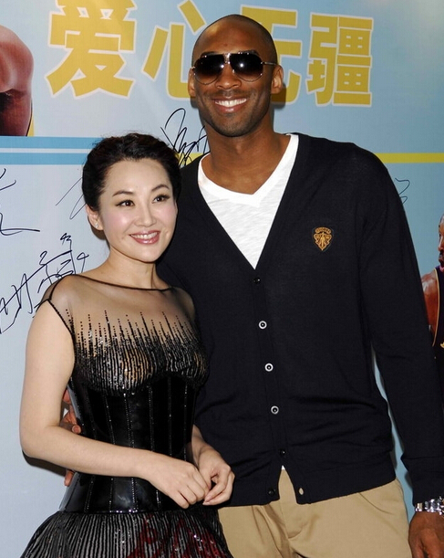 李玟老公灵堂前偷抹泪 7fd9168cf781f24.jpg