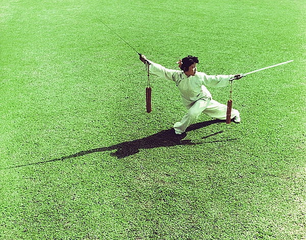 1963年摄于上海。“飞虹剑”。武术表演，张水澄摄。