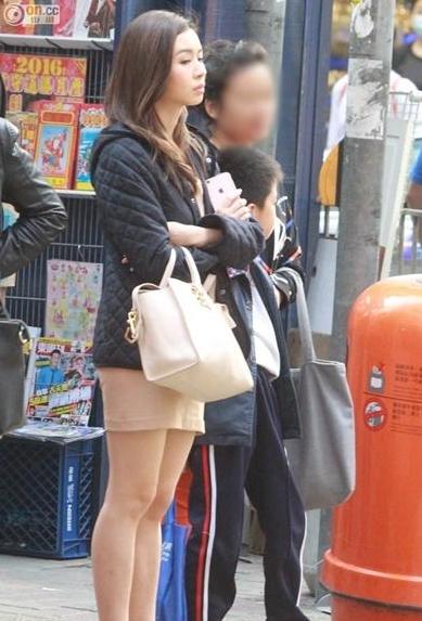 港姐冠军麦明诗等红灯 穿休闲装不理路人眼光