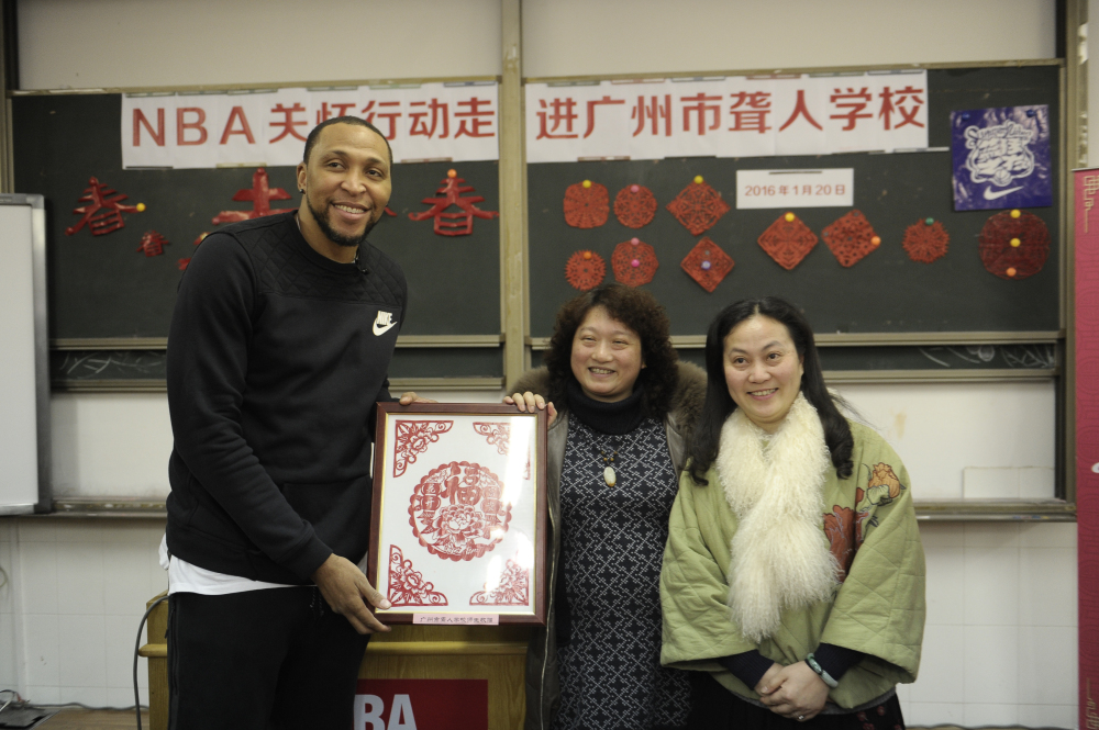 马里昂造访广州聋哑学校 教孩子们打篮球