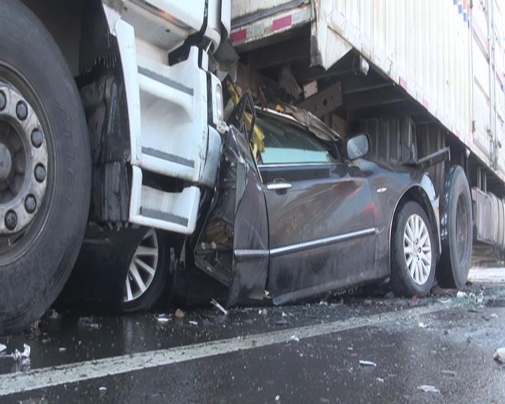  轿车遭 两 货车 前后 夹击  全车人提前下车躲过一