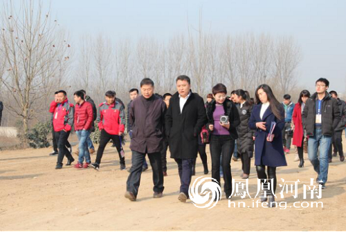 参会媒体记者、旅行商等代表参观樱花园