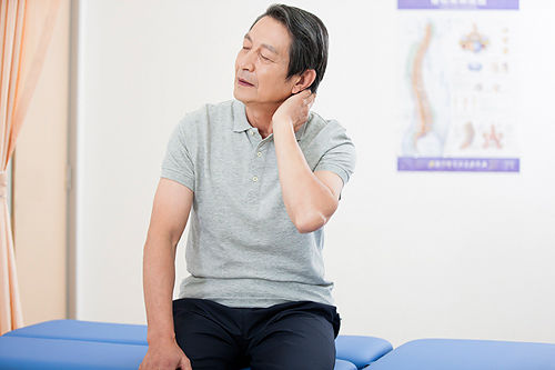 坐软沙发容易引发颈椎病?如何预防|软沙发|颈椎