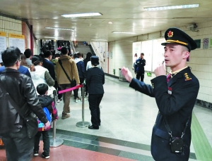 除夕夜,他们仍坚守工作岗位(图)_凤凰广州