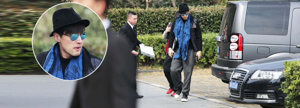 胡歌停车场遇偷拍忙闪人 不忘吐舌卖萌
