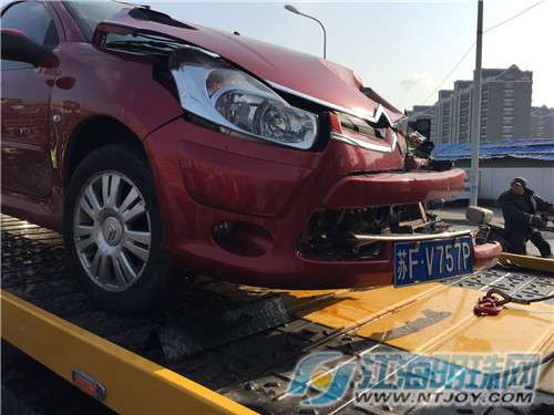 南通一路口红绿灯未启用 两车相撞一人受伤|南