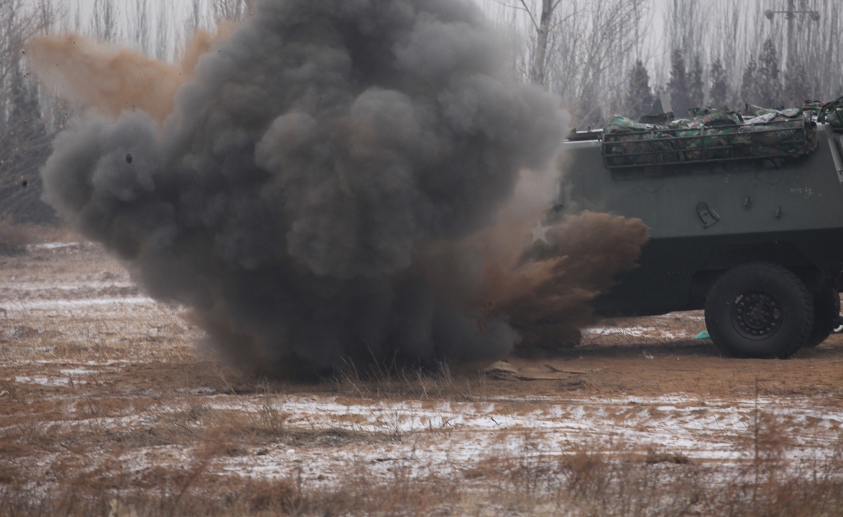 突击防地雷测试。在塔吉克斯坦内务部长遇袭事件中，装甲车的轮胎已经炸烂，却不影响其继续保持高速运行。（凤凰军事独家）