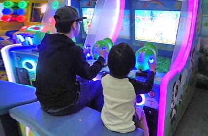 林志颖和kimi打电动游戏 背影超有爱！