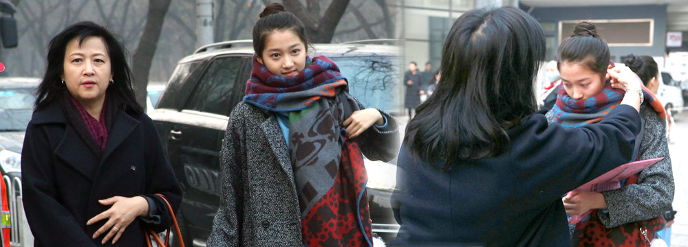  “国民闺女”关晓彤素颜亮相北影三试 妈妈贴心陪考
