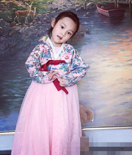 女汉子属性不见了!甜馨穿韩服变萌萌小公主(图)